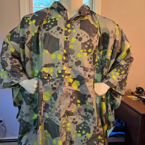 New With Tags! Victorinox One Size Unisex Chrome Grey Camo Poncho - Picture 2 of 7